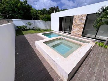 Casa de una planta , en privada con amenidades, Zona Country club