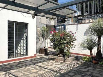 Se renta hermosa y segura casa recientemente renovada en la colonia Portales Sur