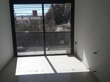 DEPARTAMENTO EN BARRIO VILLA DOMINGUEZ. DOS DORMITORIOS. COCHERA. BALCÓN. A ESTRENAR. PILETA