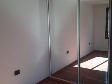 DEPARTAMENTO EN BARRIO VILLA DOMINGUEZ. DOS DORMITORIOS. COCHERA. BALCÓN. A ESTRENAR. PILETA