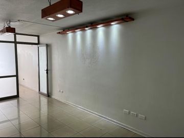 MODERNA OFICINA CON RECEPCIÓN, PRIVADO Y  1 BAÑO EN STGO