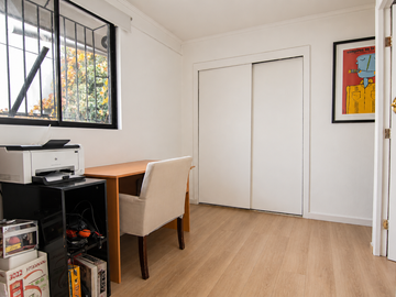 CASA CON GRAN POTENCIAL EN TOMÁS MORO CON COLÓN LAS CONDES