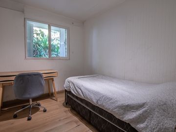 CASA CON GRAN POTENCIAL EN TOMÁS MORO CON COLÓN LAS CONDES