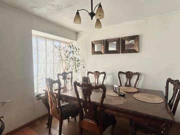 CASA DE 2 PISOS EN GERONA, CHILLÁN CON PISCINA Y QUINCHO