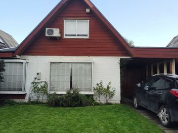 CASA DE 2 PISOS EN GERONA, CHILLÁN CON PISCINA Y QUINCHO
