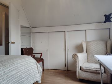 CASA DE 2 PISOS EN GERONA, CHILLÁN CON PISCINA Y QUINCHO