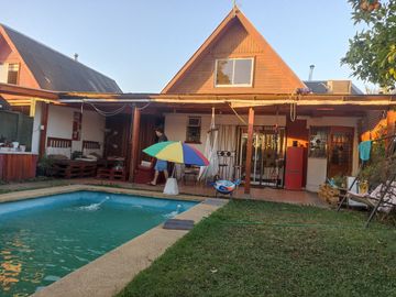CASA DE 2 PISOS EN GERONA, CHILLÁN CON PISCINA Y QUINCHO