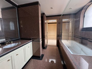CASA EN VENTA CON ALBERCA PARA ACTUALIZAR OPORTUNIDAD - SIERRA GUADARRAMA- LOMAS