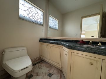 CASA EN VENTA CON ALBERCA PARA ACTUALIZAR OPORTUNIDAD - SIERRA GUADARRAMA- LOMAS