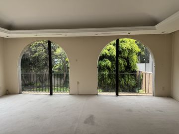 CASA EN VENTA CON ALBERCA PARA ACTUALIZAR OPORTUNIDAD - SIERRA GUADARRAMA- LOMAS