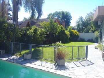 Excelente propiedad 5 amb en el barrio parque sur horeis con lote de 20 x 25 parque y pileta