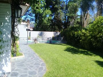 Excelente propiedad 5 amb en el barrio parque sur horeis con lote de 20 x 25 parque y pileta