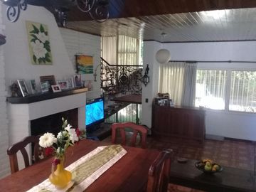 Excelente propiedad 5 amb en el barrio parque sur horeis con lote de 20 x 25 parque y pileta