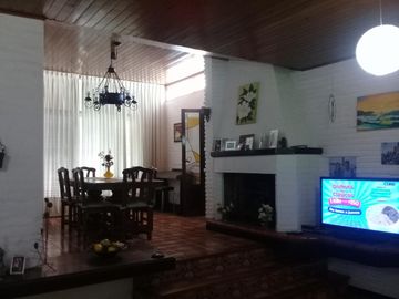 Excelente propiedad 5 amb en el barrio parque sur horeis con lote de 20 x 25 parque y pileta