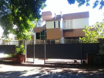 Excelente propiedad 5 amb en el barrio parque sur horeis con lote de 20 x 25 parque y pileta