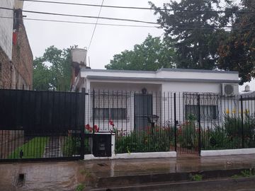 Impecable casa 4 ambientes EN VENTA, Alcalde Loza 1900, Ituzaingó