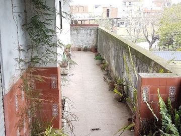 VENTA. Departamento 3 ambientes. A mejorar. Centro Comercial. Villa Celina.