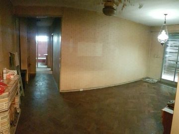 VENTA. Departamento 3 ambientes. A mejorar. Centro Comercial. Villa Celina.
