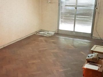 VENTA. Departamento 3 ambientes. A mejorar. Centro Comercial. Villa Celina.