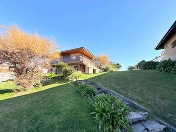 Chalet en venta c/ cochera en Zona Centro