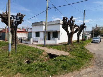 CASA EN VENTA BERISSO 3 DORMITORIOS Y COCHERA