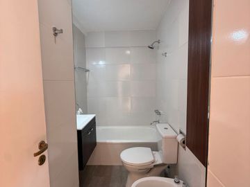 DEPARTAMENTO 3 AMBIENTES CON BALCÓN Y COCHERA
