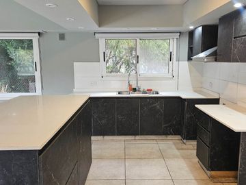 CASA 5 AMBIENTES EN VENTA EN BARRIO VALDEVEZ