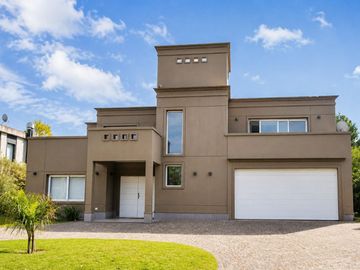 CASA 5 AMBIENTES EN VENTA EN BARRIO VALDEVEZ