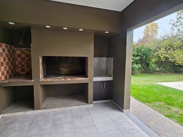 CASA 5 AMBIENTES EN VENTA EN BARRIO VALDEVEZ