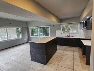 CASA 5 AMBIENTES EN VENTA EN BARRIO VALDEVEZ