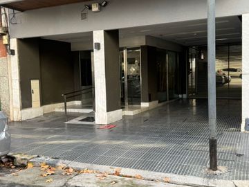 VENTA COCHERA TECHADA FLORESTA