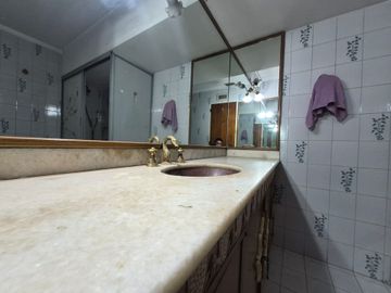 Vende depto 4 amb, dep baulera y cochera en Flores
