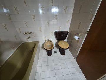Vende depto 4 amb, dep baulera y cochera en Flores