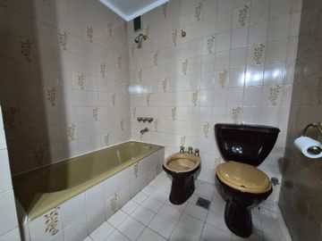 Vende depto 4 amb, dep baulera y cochera en Flores