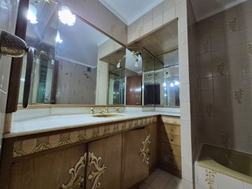 Vende depto 4 amb, dep baulera y cochera en Flores