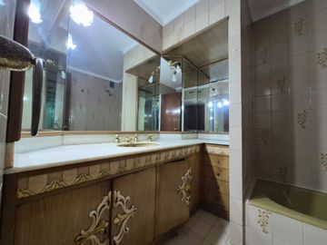 Vende depto 4 amb, dep baulera y cochera en Flores