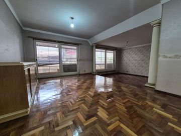 Vende depto 4 amb, dep baulera y cochera en Flores