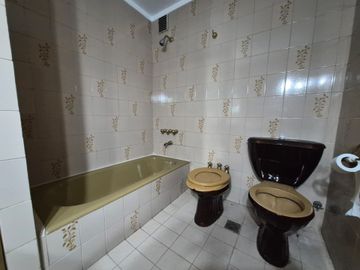 Vende depto 4 amb, dep baulera y cochera en Flores