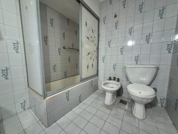 Vende depto 4 amb, dep baulera y cochera en Flores