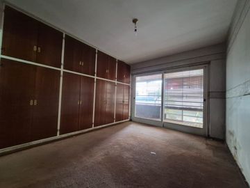 Vende depto 4 amb, dep baulera y cochera en Flores