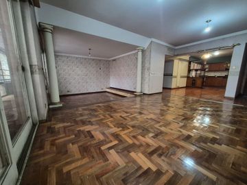 Vende depto 4 amb, dep baulera y cochera en Flores