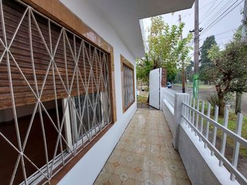 VENTA CASA 5 AMB EN HURLINGHAM C/ JARDIN Y COCHERA