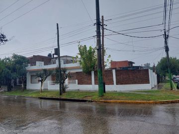 VENTA CASA 5 AMB EN HURLINGHAM C/ JARDIN Y COCHERA