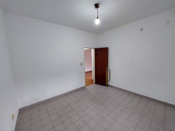 VENTA CASA 5 AMB EN HURLINGHAM C/ JARDIN Y COCHERA