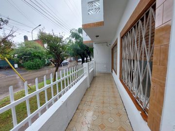 VENTA CASA 5 AMB EN HURLINGHAM C/ JARDIN Y COCHERA
