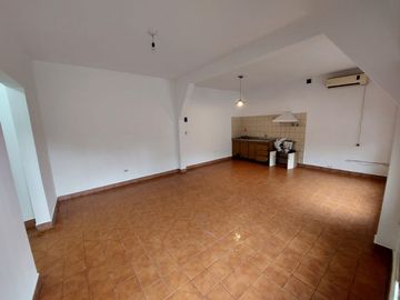 VENTA CASA 5 AMB EN HURLINGHAM C/ JARDIN Y COCHERA