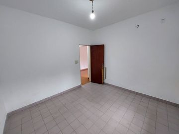 VENTA CASA 5 AMB EN HURLINGHAM C/ JARDIN Y COCHERA