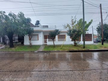 VENTA CASA 5 AMB EN HURLINGHAM C/ JARDIN Y COCHERA