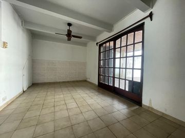 Venta en Block de casa de 3 y 2 ambientes