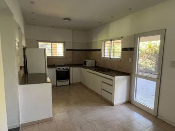 VENTA CASA 3 DORMIT CON PARQUE, PILETA Y PARRILLA